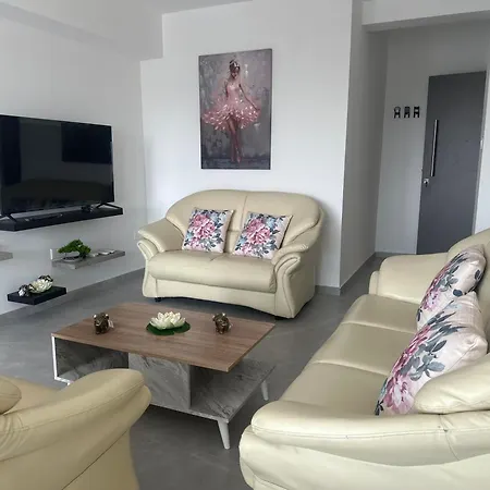 Near Finikoudes 1 דירה