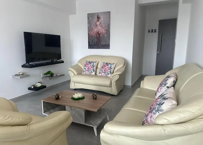 Near Finikoudes 1 アパート