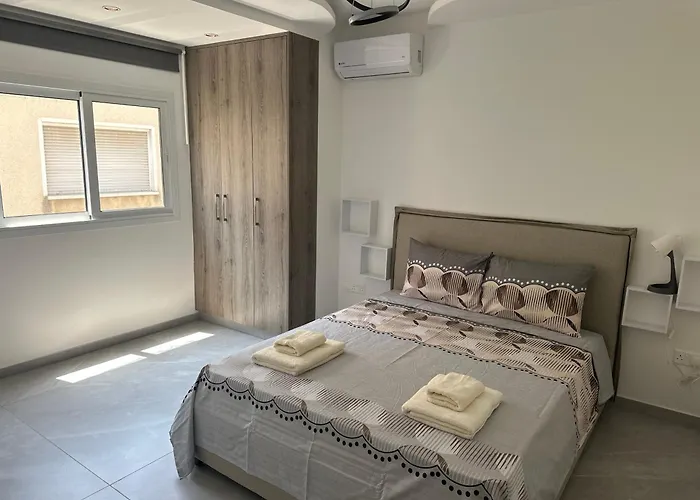 Near Finikoudes 1 アパート