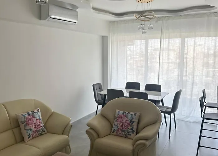 Near Finikoudes 1 アパート *