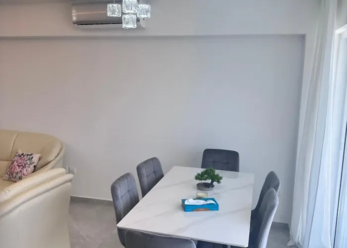 Near Finikoudes 1 アパート