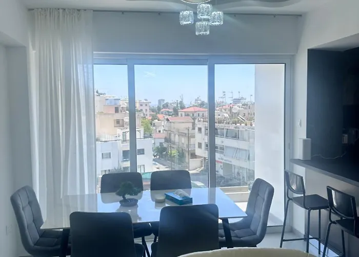 Near Finikoudes 1 アパート