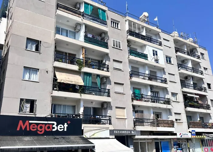 Near Finikoudes 1 アパート