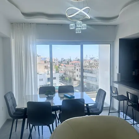 Near Finikoudes 1 דירה